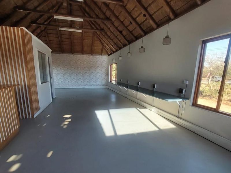 Prime location on a busy main road with excellent visibility and easy access - Photo 9