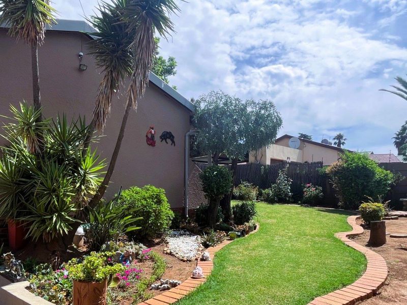 Modern 2-Bedroom, 3-Bathroom Move-In Ready Home with Quality Finishes - Photo 3