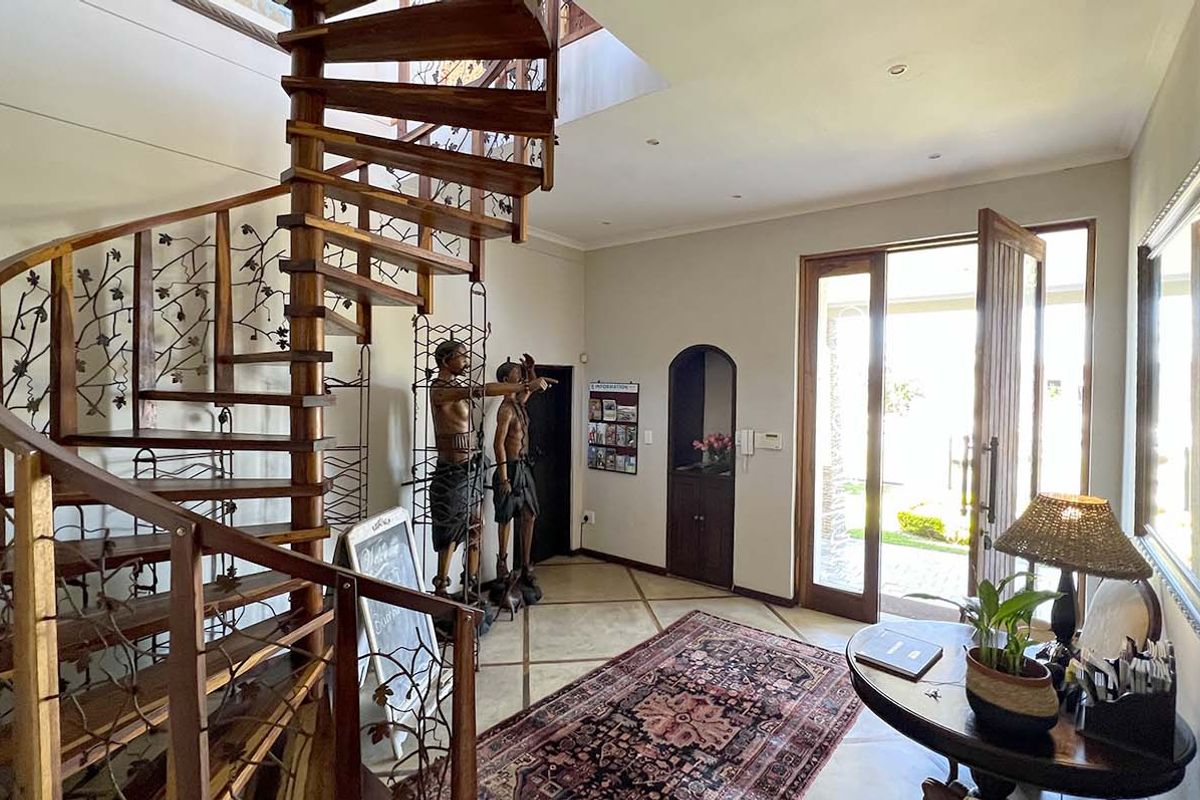 EXCLUSIVE 9 BEDROOM FULLY FURNISHED GUEST HOUSE OR LARGE FAMILY HOME IN PRIME UMHLANGA - Photo 5