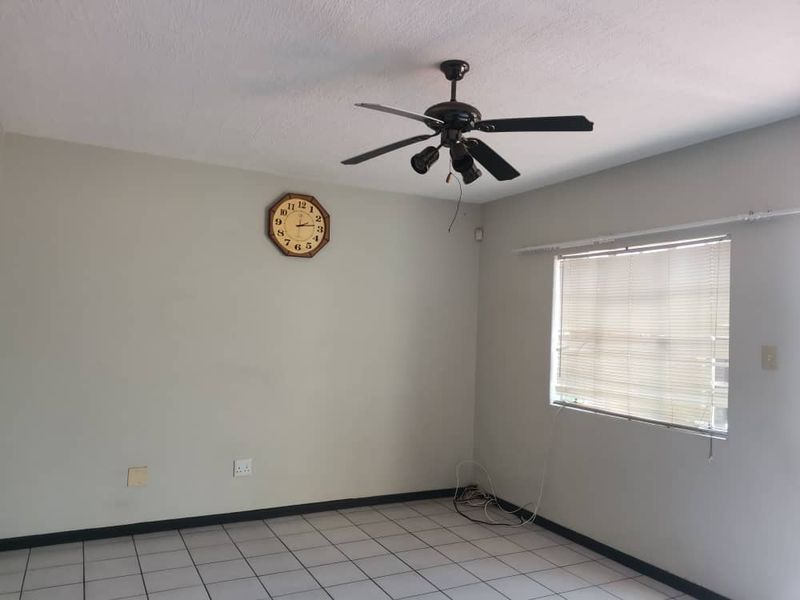 Huge double story town house in Hochland Park - Photo 7