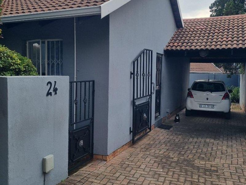 Lovely Townhouse for Sale in Sonneglans Randburg - Photo 2