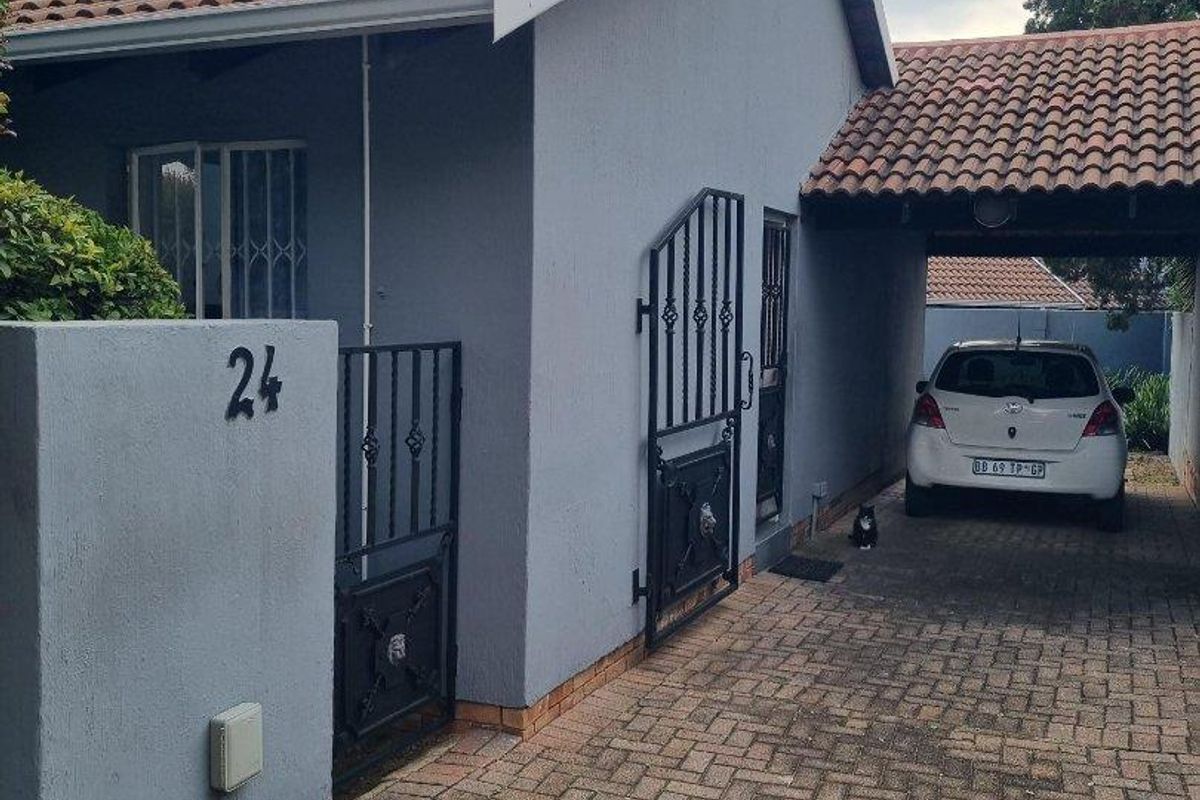 Lovely Townhouse for Sale in Sonneglans Randburg - Photo 2