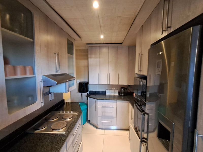 4 Bedroom House Not To Miss - Photo 2