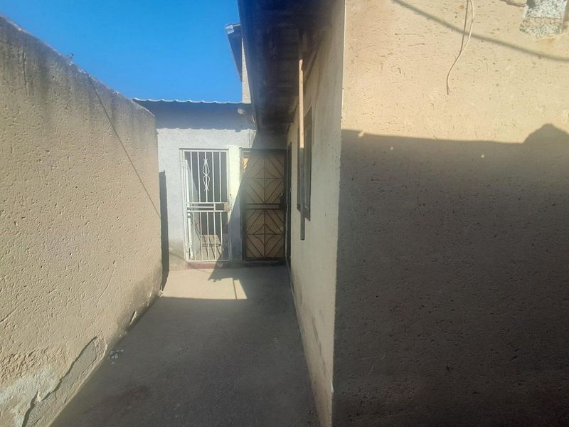 2 Bedroom House In Lindekuhle Ivory Park Ext 10 - Photo 9