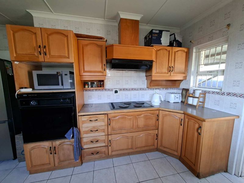 3 Bedroom house with flatlet in a tranquil Shall Cross Suburb - Photo 4