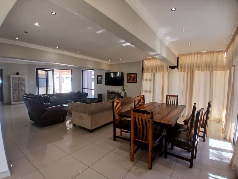 4-Bed Family Home - close to Private School - Photo 5