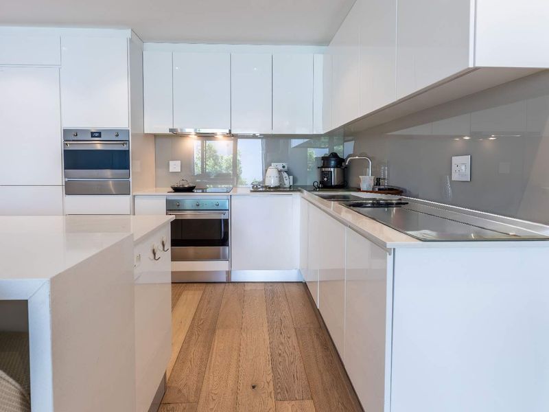 Prime City Living: Secure, Elegant, and Airbnb Friendly! - Photo 4