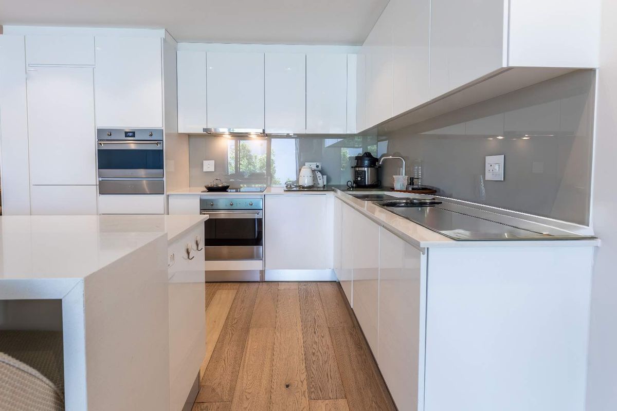 Prime City Living: Secure, Elegant, and Airbnb Friendly! - Photo 4