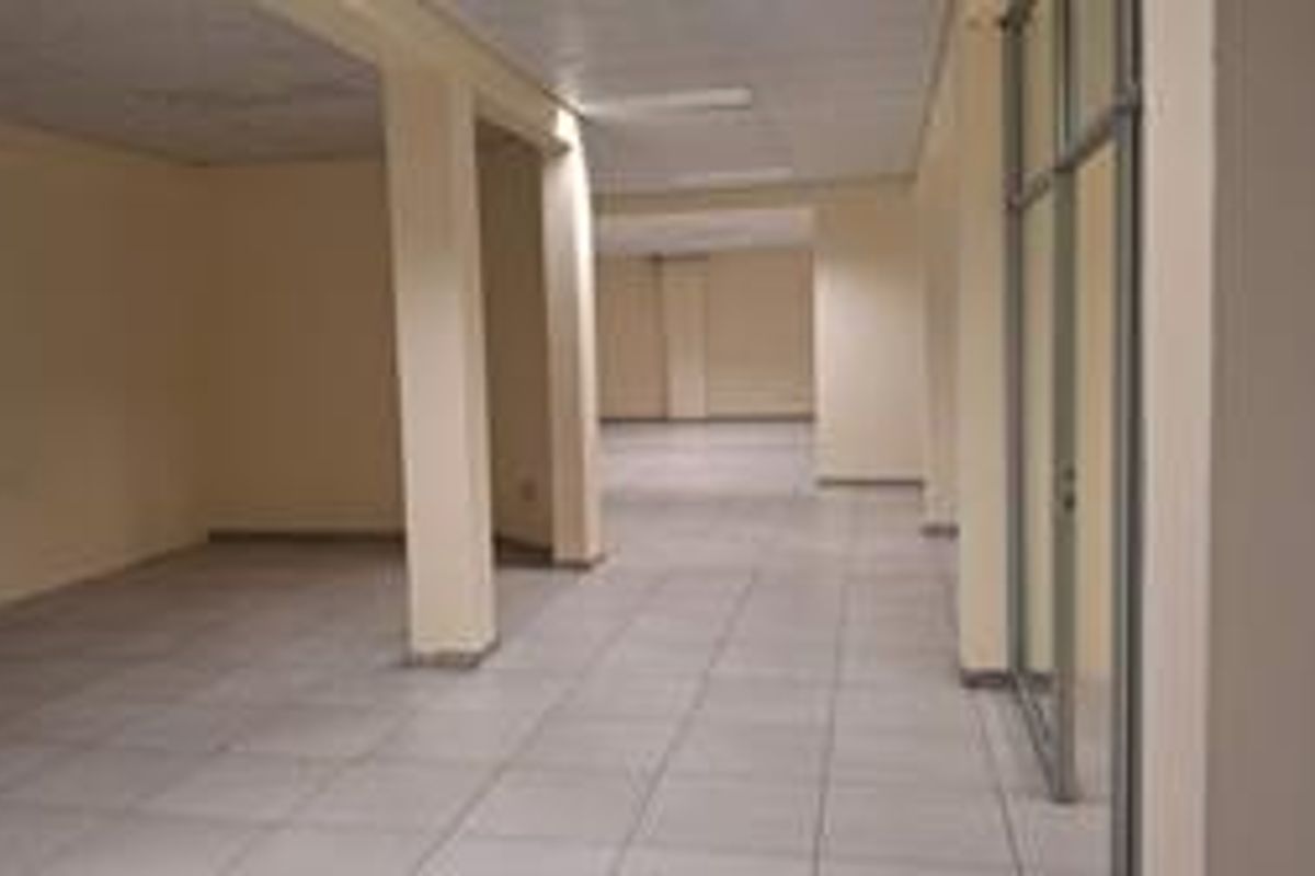 Sought-After Ground Floor Commercial Space – Rare Opportunity - Photo 4