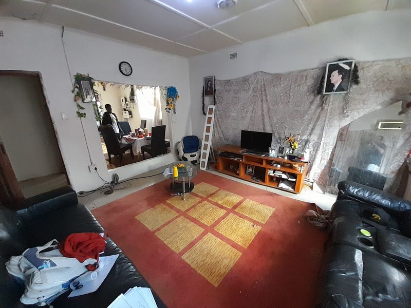 "Well-positioned corner house property for investors" - Photo 10