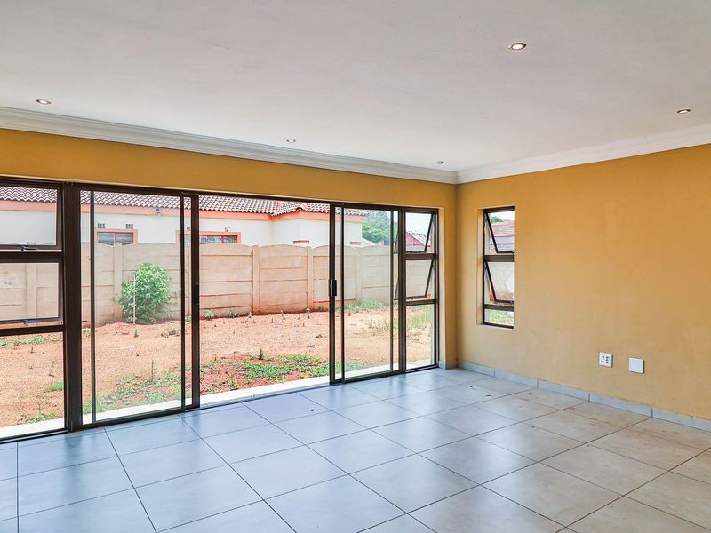 Brand new property in a quiet only 3 in a complex - Photo 9