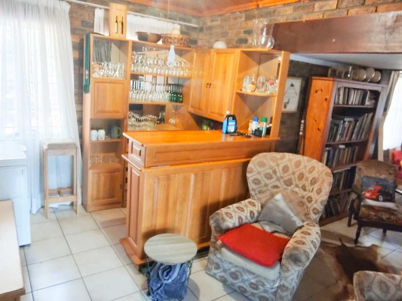 Spacious Three-Bedroom Gem - Photo 10