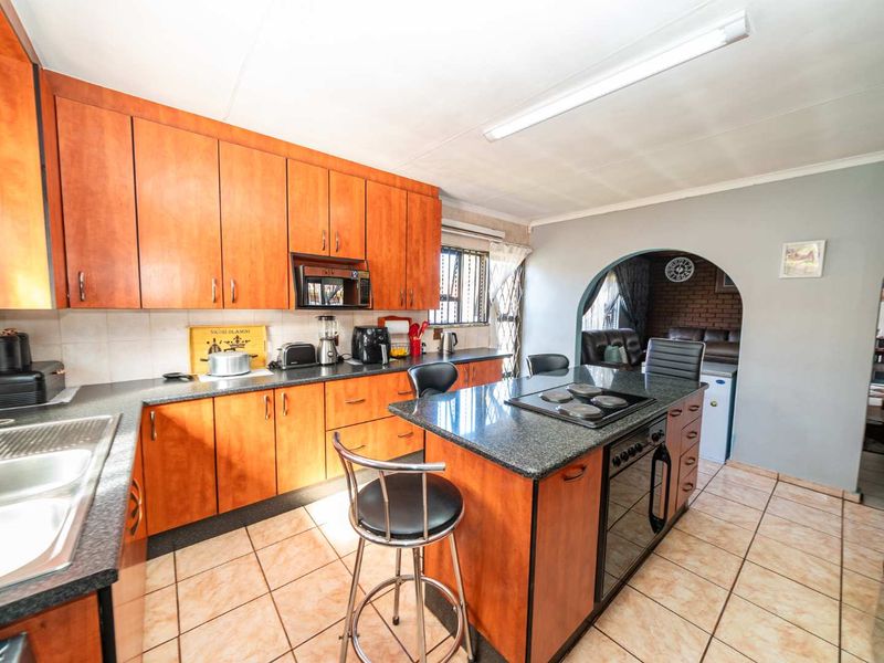 4 Bedroom House in New State Area - Photo 5
