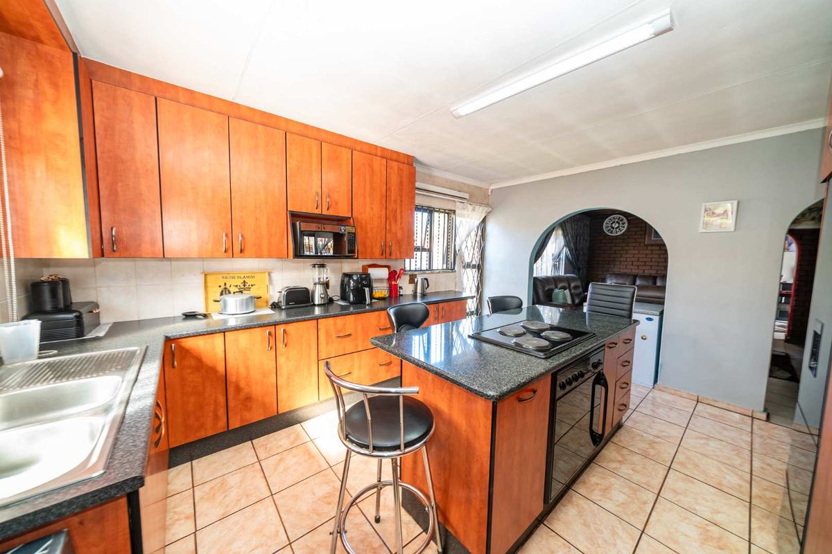 4 Bedroom House in New State Area - Photo 5