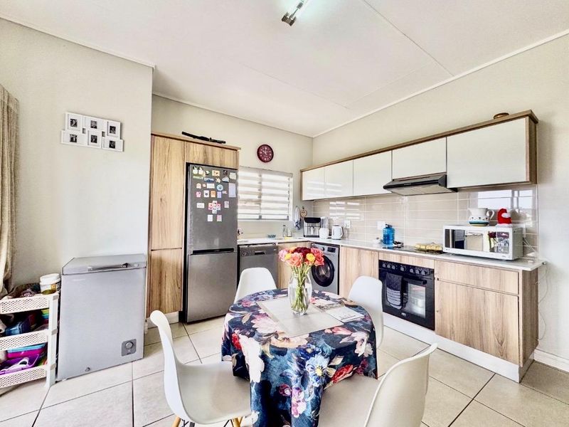 Move-In Ready Luxury Apartment in Linbro Park Sandton - Photo 8