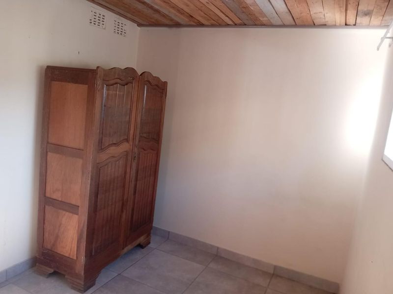 BACHELOR FLAT AVAILABLE IMMEDIATELY - Photo 10