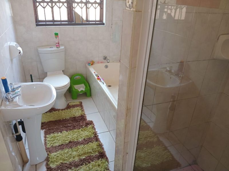 Charming Facebrick Simplex with Practical Comforts & Timeless Appeal - Photo 9