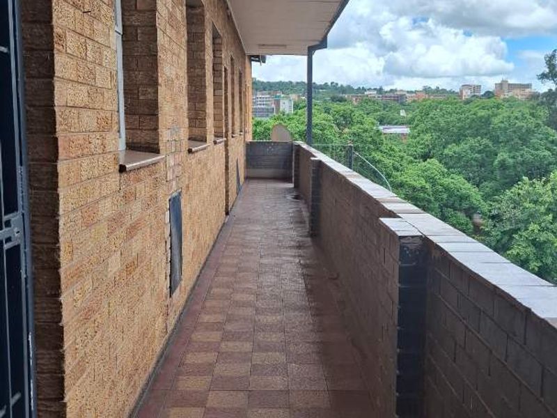Spacious 2 Bedroom Shared Unit Available for Rent - Photo 2