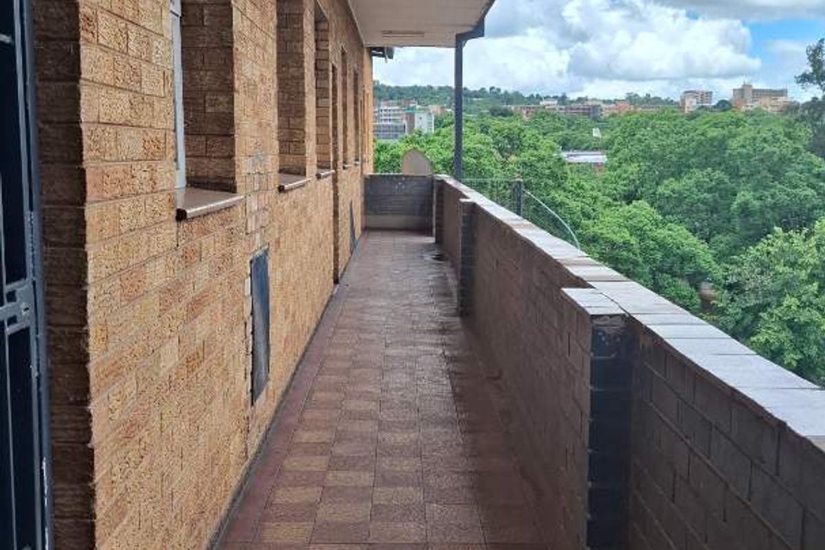 Spacious 2 Bedroom Shared Unit Available for Rent - Photo 2