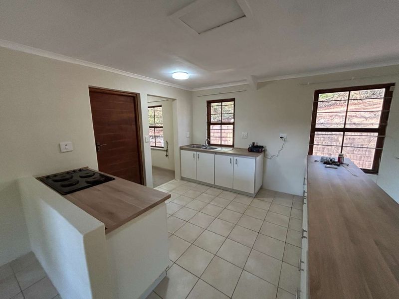 Spacious 2 Bedroom Cottage with Garage & Private Garden - Photo 5