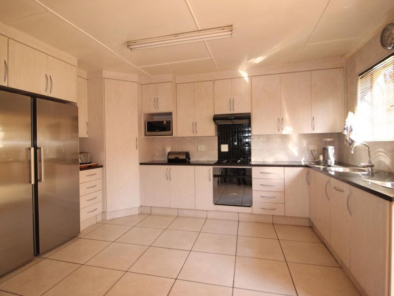 Welcome to this stunning and spacious double-story home, perfect for luxurious and comfortable living. - Photo 10