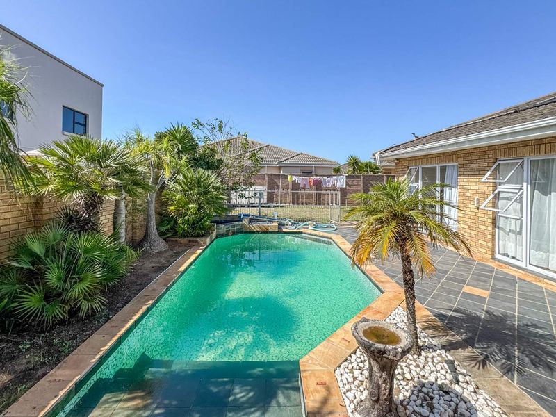 Exquisite Summerstrand Home - Photo 4