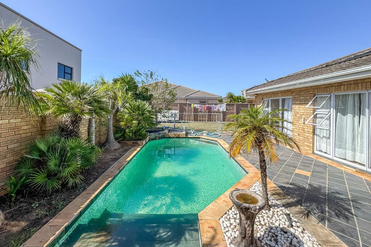 Exquisite Summerstrand Home - Photo 4