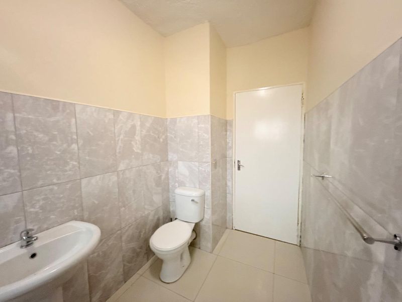 GROUND FLOOR UNIT - Photo 8