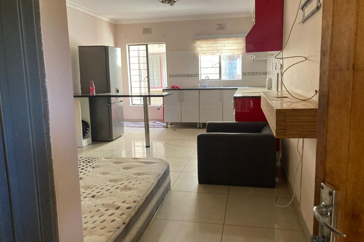 Specious 3 bedroom enquite for sale at Jabulani Sectional - Photo 2