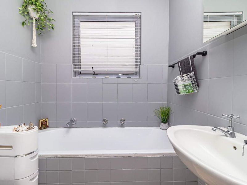 A Well-Loved Home Ready for a New Chapter - Photo 4