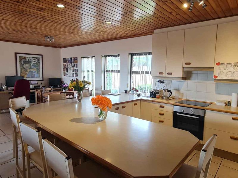 Versatile Family Home & Investment Gem – 3 Self-Contained Flatlets, Stunning Views in Plattekloof - Photo 4