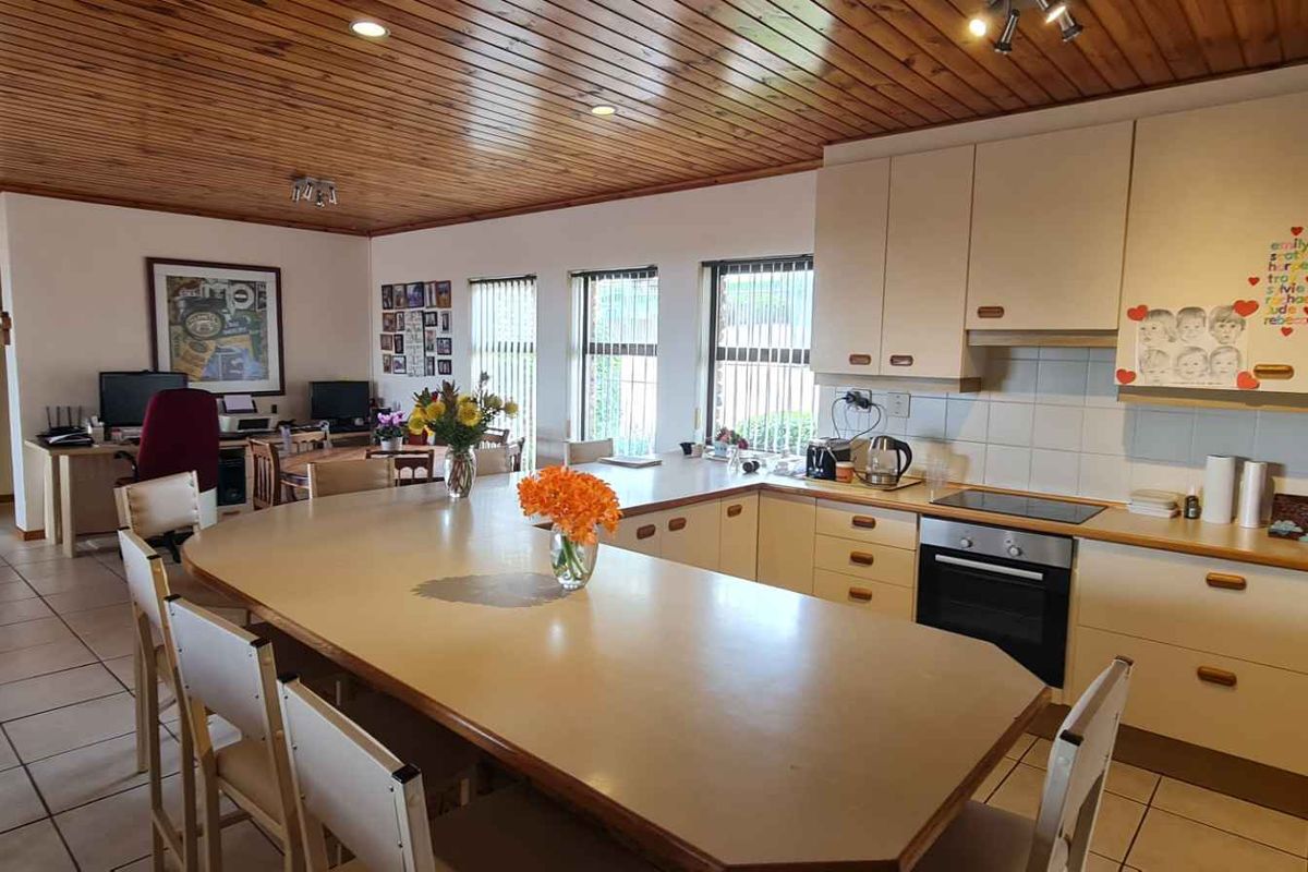 Versatile Family Home & Investment Gem – 3 Self-Contained Flatlets, Stunning Views in Plattekloof - Photo 4