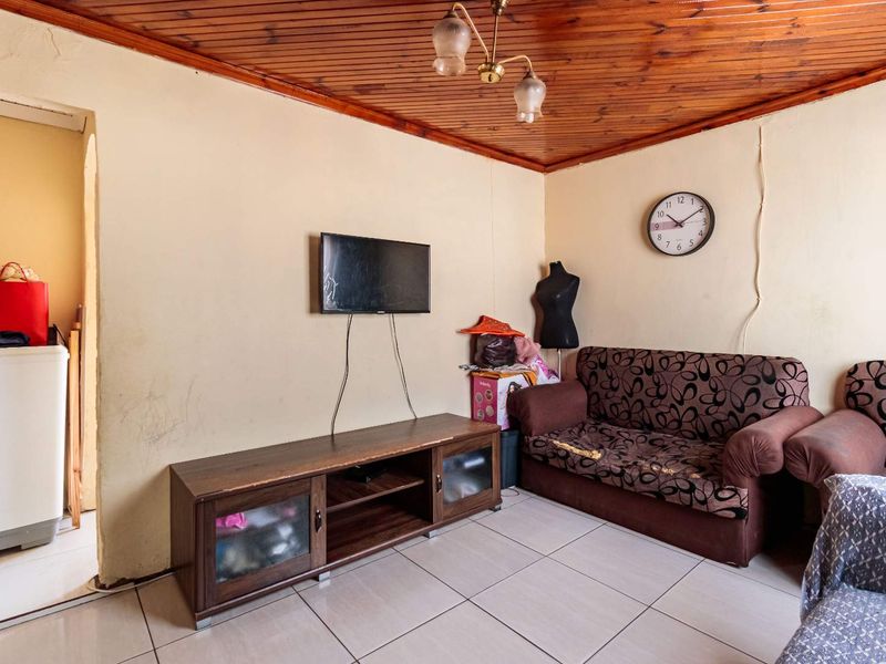Welcoming Two-Bed House in Zwide - Photo 4