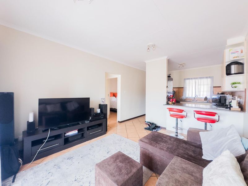 2 Bedroom Townhouse with Covered balcony - Photo 8