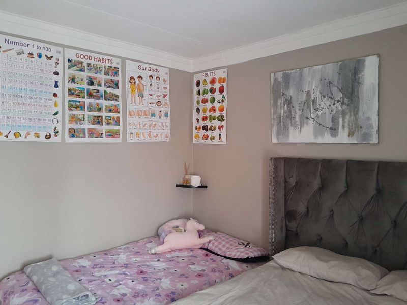 Neat 3 Bedroom Double story home - Photo 9