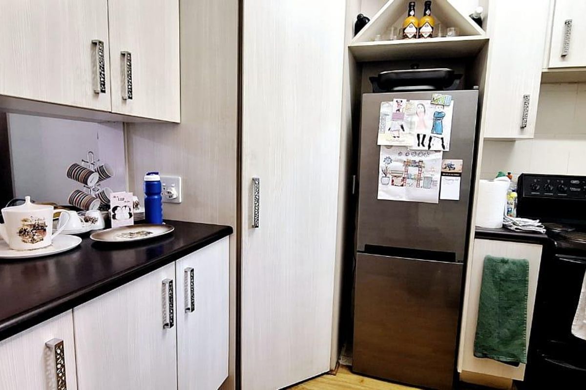 3 Bedroom Unit in South Crest with Spacious Outside Patio & Garden area - Photo 2