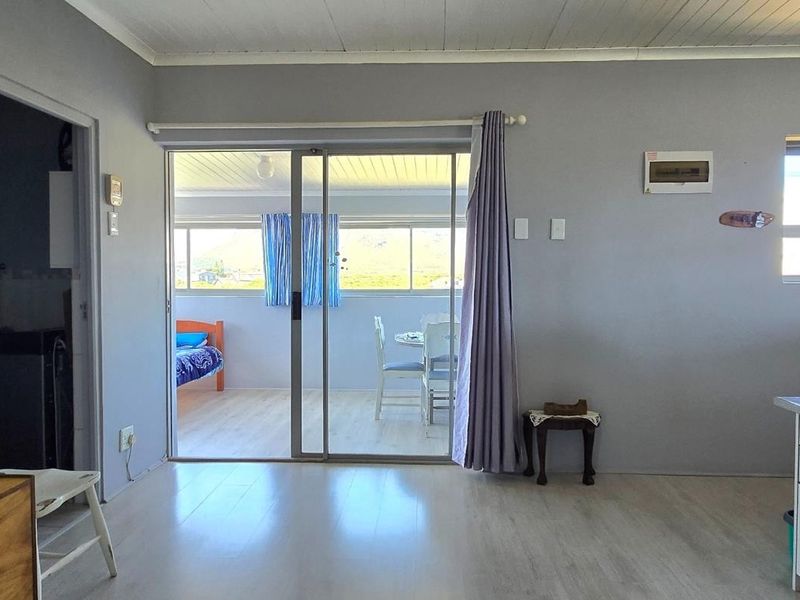 Spacious 5-Bedroom Family Home with Dual Living Options and Breath-taking Views – Klipfontein Estate, Kleinbaai - Photo 9