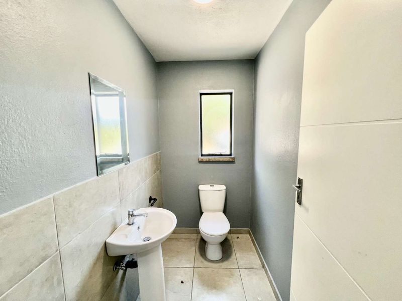 Versatile 71m2 Commercial Unit in Heart of Halfway House! - Photo 7