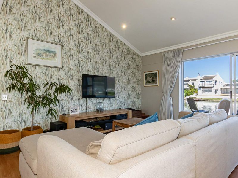 Tranquil Waterfront Dual Living in Marina da Gama - Photo 8