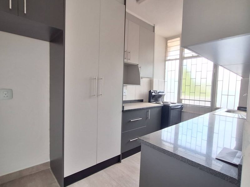 Spacious, newly renovated 2 bedroom apartment in Roodepoort - Photo 8