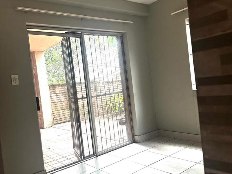 Step into comfort and convenience with this beautifully maintained 3-bedroom flat, perfectly designed for modern living. - Photo 2