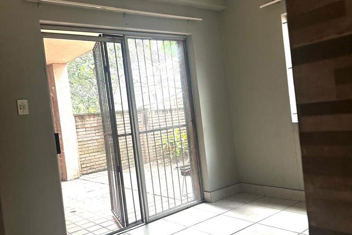 Step into comfort and convenience with this beautifully maintained 3-bedroom flat, perfectly designed for modern living. - Photo 2