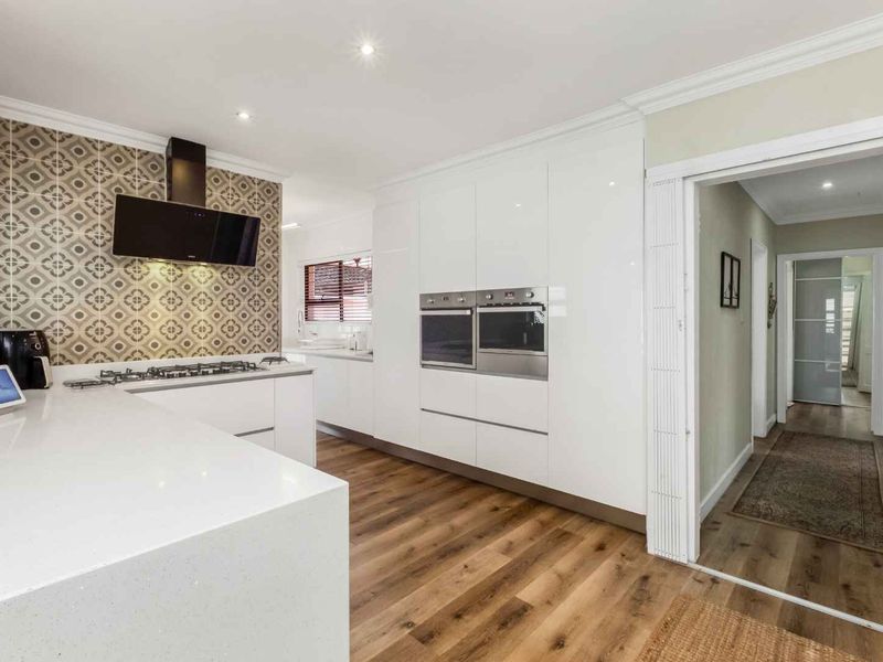 A MODERN MASTERPIECE TUCKED AWAY IN A CUL-DE-SAC INSIDE LOVELY SOMERSET GARDENS - Photo 10