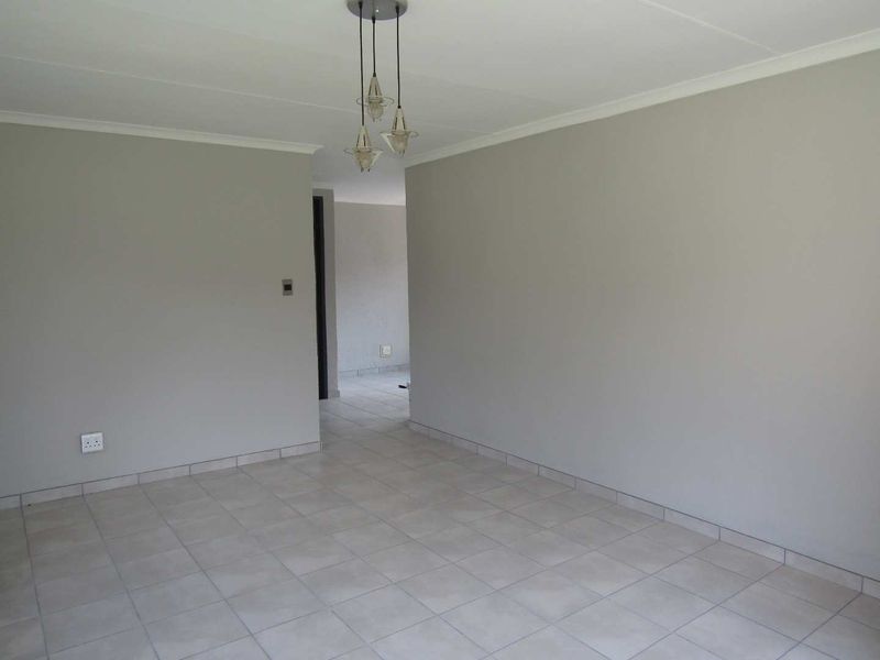Newly renovated Home with Flat Let - Photo 8