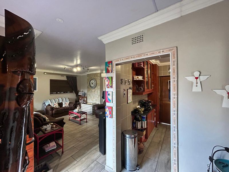 Stunning 3 Bedroom house - Photo 6