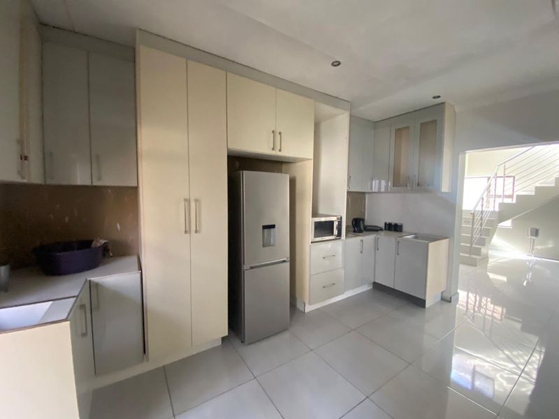 Three Bedroom House for Sale - Photo 5