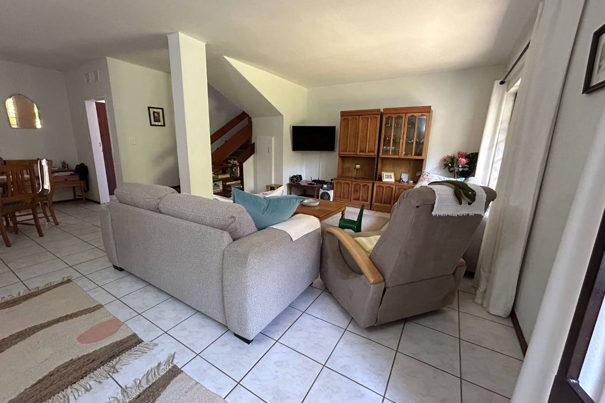 Walk to Westville Boys – Spacious 3-Bed Duplex with Private Garden & Real Family Flow - Photo 2