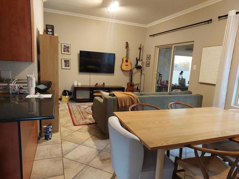 UPMARKET APARTMENT FOR SALE IN SECURITY COMPLEX IN FAERIE GLEN - Photo 6