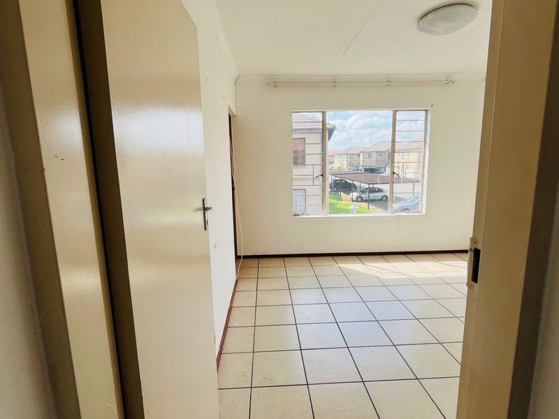 Lock up and go apartment in estate! - Photo 9