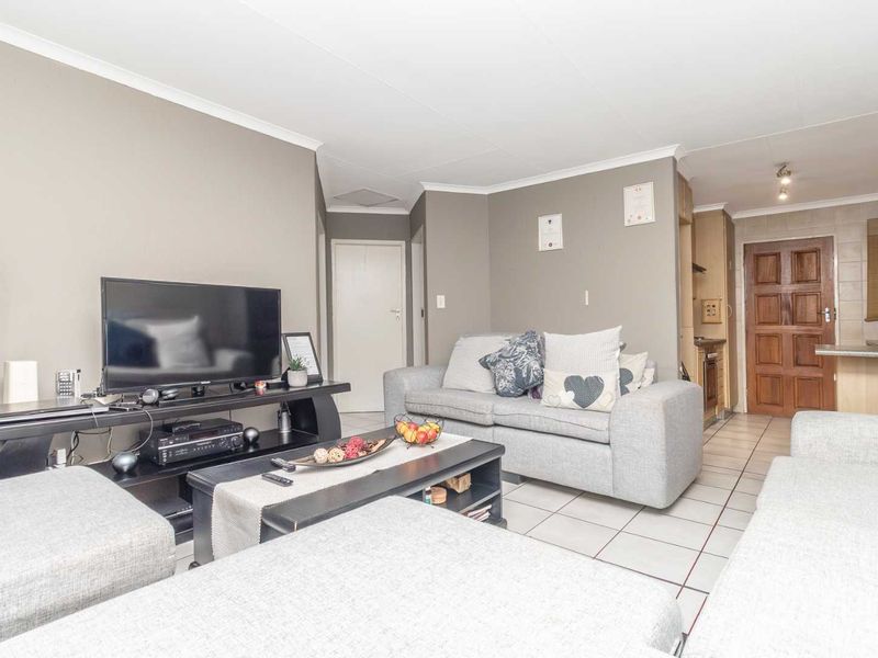 Lock-Up-and-Go 2-Bed Townhouse in Secure Sandalwood Lane — Pet Friendly & Fibre Ready - Photo 4